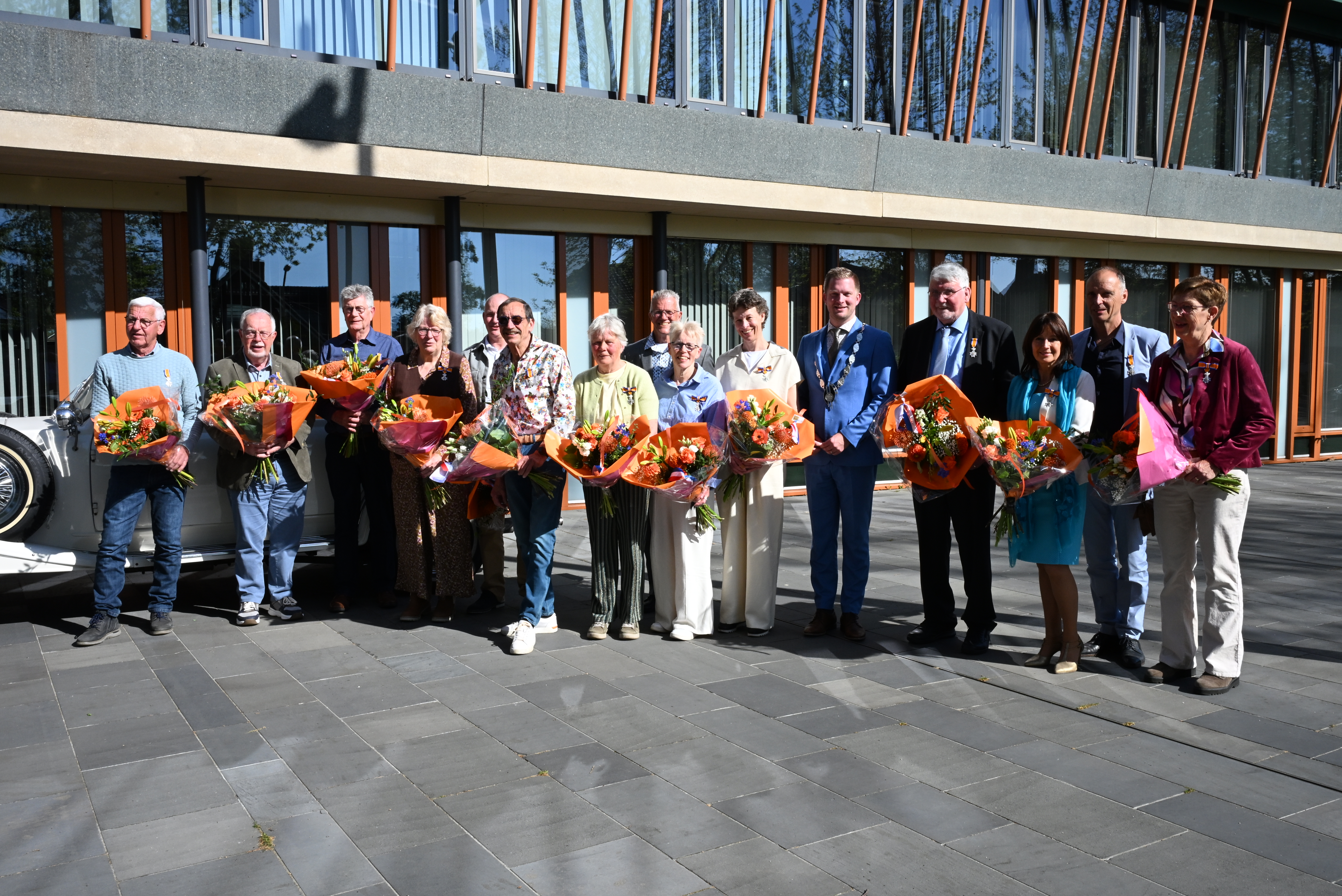 Groepsfoto met alle gedecoreerden van vrijdag 24 april, de heer Ton Verhoeve die in maart bij zijn afscheid als raadslid een Koninklijke Onderscheiding kreeg, en burgemeester Boy Scholtze