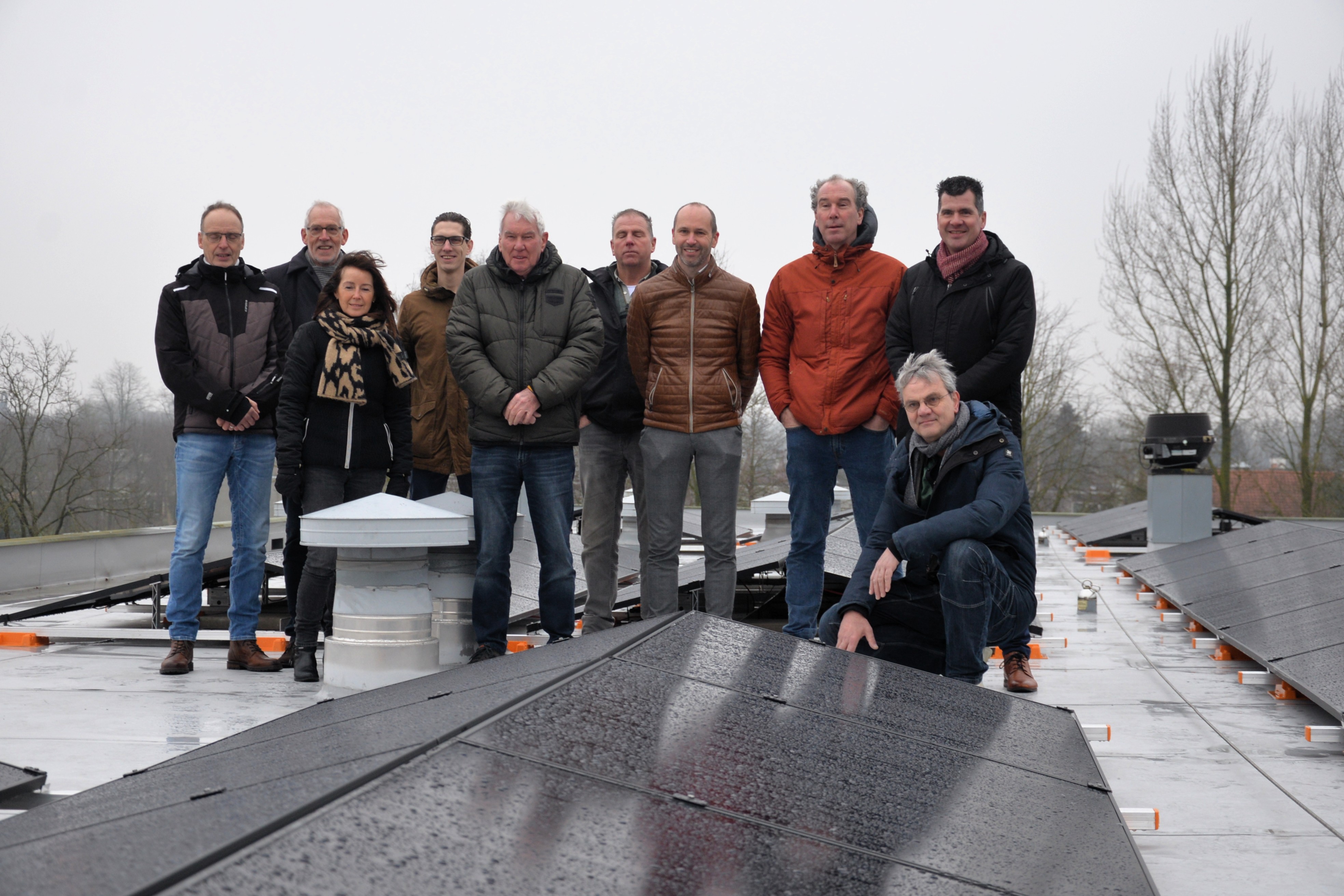 Opgewekt Drimmelen met leden en wethouder Vissers op het dak van de gemeentewerf