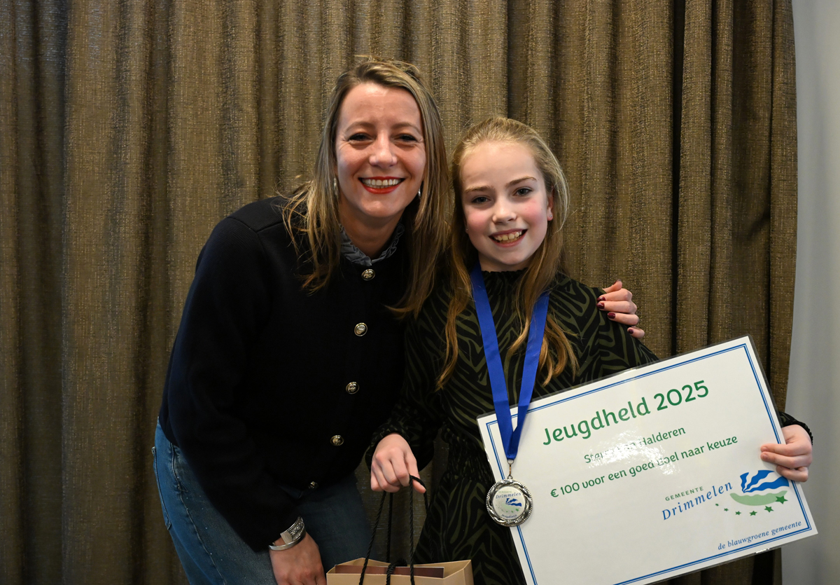 Wethouder Roxanne Pruijsers overhandigd Sterre van Halderen het jeugdlintje