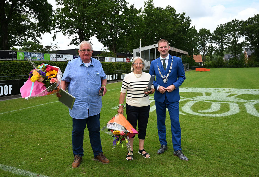 Bronzen Bevers voor Mario en Carry de Peijper uit Terheijden uit handen van burgemeester Boy Scholtze