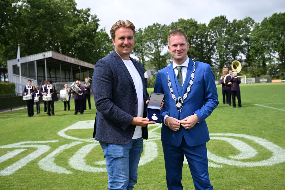 Uitreiking Koninklijke Erepenning voor S.V. Terheijden uit handen van burgemeester Boy Scholtze