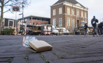 Portemonnee met geld op straat