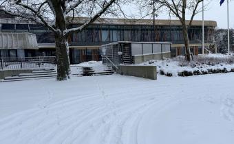 Gemeentehuis in de sneeuw