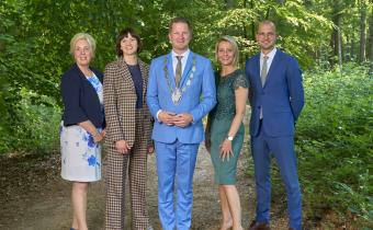 Van links naar rechts Wilma Alink, Danique Hoeve, burgemeester Boy Scholtze, Roxanne Pruijsers en Luc Rullens