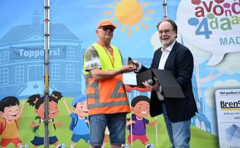 Uitreiking Bronzen Bever aan Juul van Meel door wethouder Patrick Akkermans